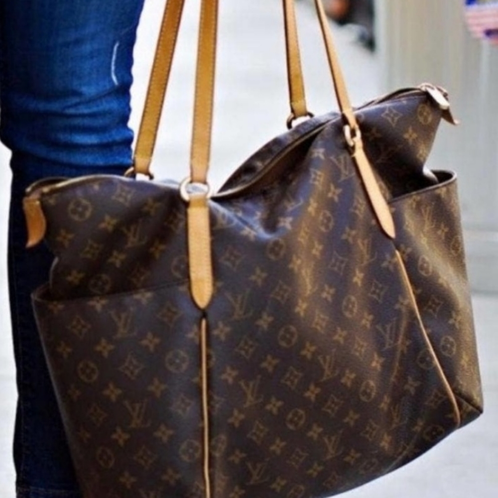AUTH Louis Vuitton purse